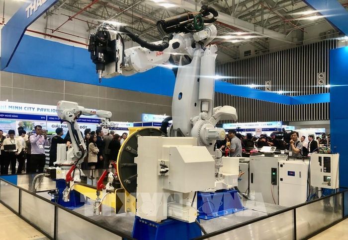 Robot hiện đại trưng bày tại Triển lãm. Ảnh: Mỹ Phương – TTXVN