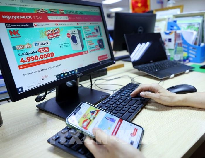 Trong thời gian qua, Cục Thuế (Bộ Tài chính) đã nỗ lực triển khai nhiều giải pháp nhằm tăng cường công tác quản lý thuế đối với hoạt động TMĐT. Ảnh: Phạm Hậu - TTXVN
