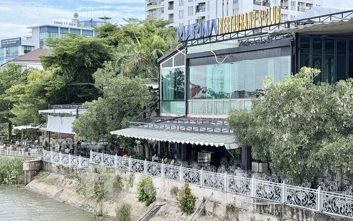 Ngày 1/7/2026 khu ẩm thực Marina Coffee (đường Trần Hưng Đạo, phường Long Xuyên) vẫn hoạt động bình thường bất chấp yêu cầu ngừng hoạt động của phường Long Xuyên. Ảnh: Thanh Sang - TTXVN