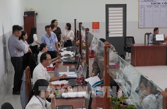Cà Mau thực hiện thí điểm phần mềm KPI tại 6 đơn vị: Văn phòng UBND tỉnh, Sở KH&amp;CN, Sở Nội vụ và UBND các phường An Xuyên, Tân Thành và Bạc Liêu. Ảnh: Tuấn Phi - TTXVN