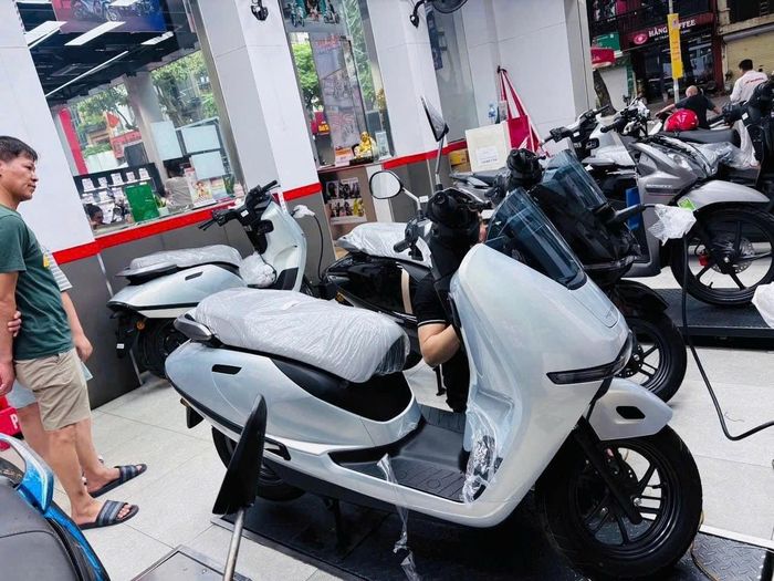 Bảo dưỡng xe máy điện tại cơ sở dịch vụ.