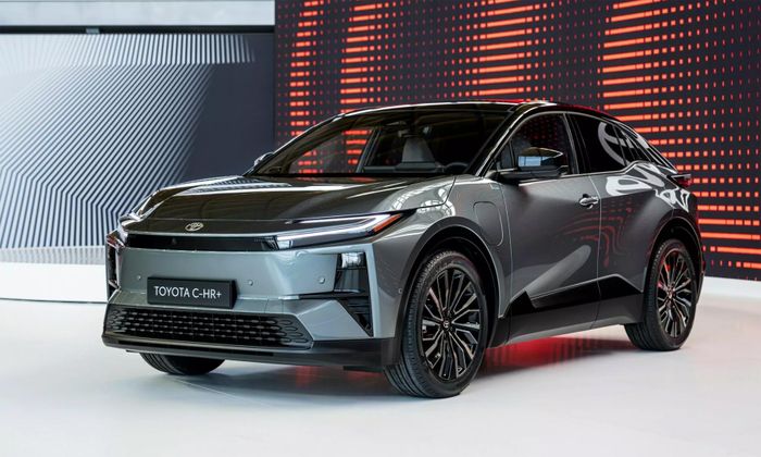Toyota bZ4X (bên trái) và C-HR+ (bên phải).