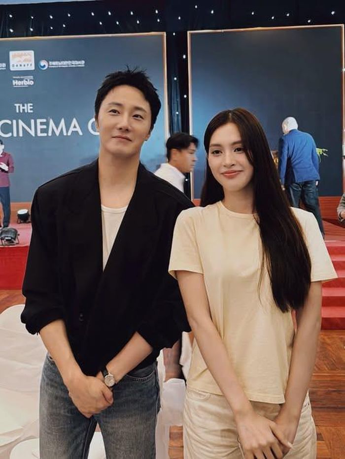 Hoa hậu Tiểu Vy hội ngộ nam thần Jung Il Woo sau 2 năm tại DANAFF IV. (Nguồn: FBNV)