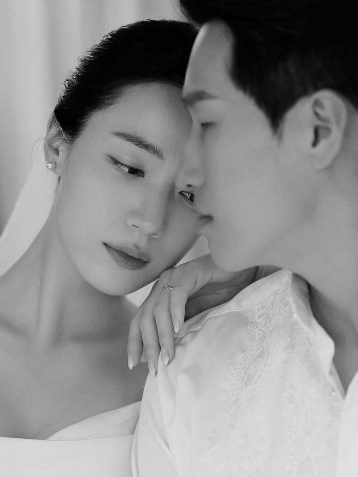 Ryu Hwa Young lựa chọn không đăng tải những hình ảnh lộ rõ khuôn mặt của chồng. Ảnh: IGNV