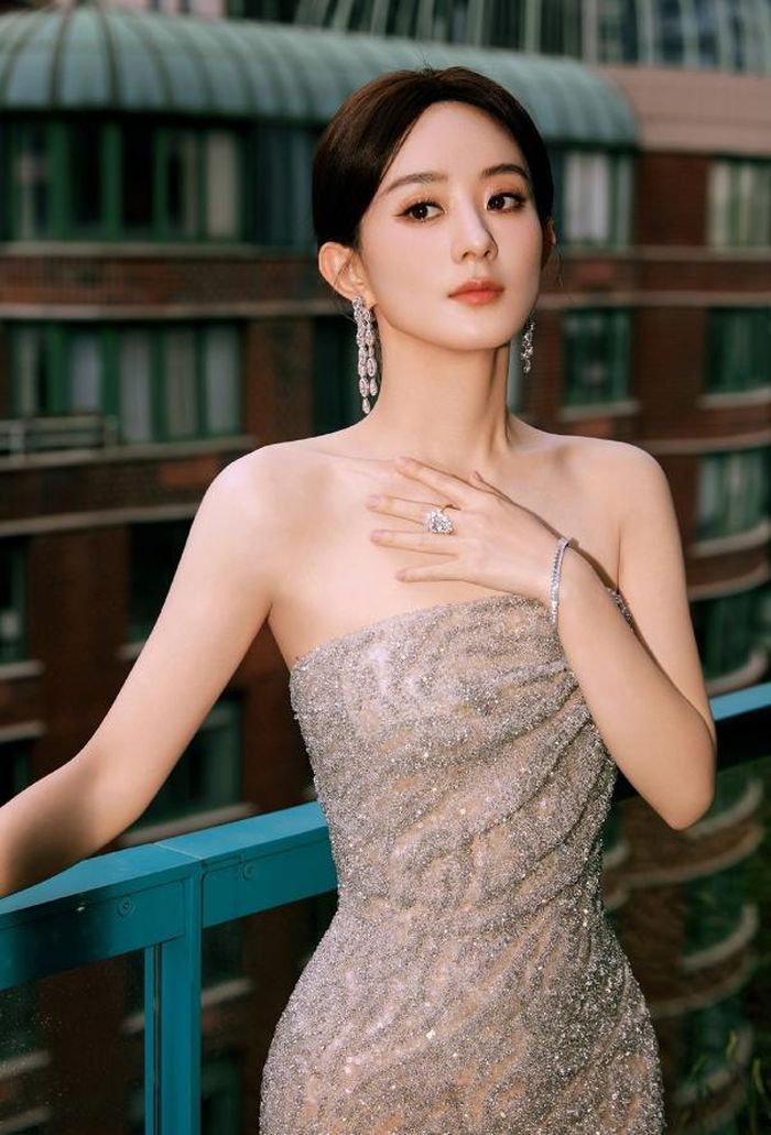 Triệu Lệ Dĩnh được đánh giá là người sớm thoát khỏi hình ảnh "ngôi sao lưu lượng" nhờ liên tục thử sức với các vai diễn chính kịch.