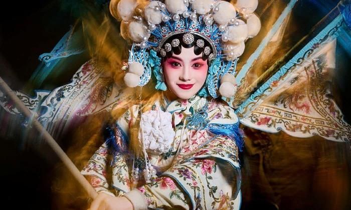 Đây là dự án được chuyển thể từ tiểu thuyết đoạt giải Mao Thuẫn của nhà văn Trần Ngạn, với Trương Nghệ Mưu đảm nhận vai trò giám chế. Phim theo chân Ức Tần Nga từ một cô bé chăn cừu nghèo trở thành nghệ sĩ hàng đầu của nghệ thuật kịch Tần Xoang. Không chỉ kể về hành trình theo đuổi đam mê, tác phẩm còn phản ánh những biến động của thời đại, quá trình vượt qua định kiến và nghị lực vươn lên của người phụ nữ trong xã hội nhiều biến động.