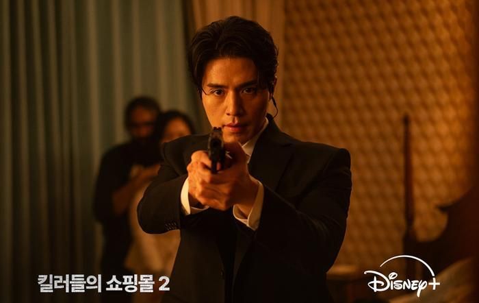 Sau thành công của phần đầu, A Shop for Killers 2 tiếp tục câu chuyện về Jeong Ji An và người chú Jeong Jin Man. Lần này, Ji An không còn là cô gái chỉ biết sinh tồn mà chính thức bước lên tiếp quản hệ thống của gia đình. Cùng chú mình, cô phải đối đầu với tổ chức sát thủ quốc tế Babylon cũng như sự trở lại của phản diện Bale, mở ra cuộc chiến mới đầy khốc liệt.