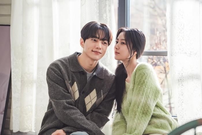 Cũng lên sóng trong ngày 4/7, Love In Sync mang màu sắc hài lãng mạn pha kỳ ảo. Phim kể về một cựu thần tượng chuyển hướng sang diễn xuất và một chuyên gia tư vấn tâm lý vô tình được kết nối bởi một năng lực bí ẩn. Từ đó, cả hai phải chia sẻ mọi cảm xúc của đối phương, buộc họ nhìn nhận cuộc sống từ góc nhìn hoàn toàn khác. Mô-típ độc đáo được kỳ vọng sẽ tạo nên nhiều tình huống vừa hài hước vừa cảm động.
