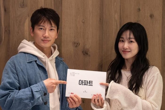 Ji Sung trở lại với hình tượng một cựu giang hồ trong The Apartment Job. Nhân vật Park Hae Kang lên kế hoạch tranh cử vị trí Chủ tịch Hiệp hội cư dân của một khu chung cư cao cấp với mục đích chiếm đoạt khoản "quỹ đen" được cất giấu bên trong. Tuy nhiên, kế hoạch kiếm tiền nhanh chóng kéo anh vào chuỗi bê bối tham nhũng và những bí mật bị che giấu nhiều năm. Phim kết hợp hài đen, tội phạm và yếu tố bí ẩn, hứa hẹn mang đến nhiều diễn biến khó lường.