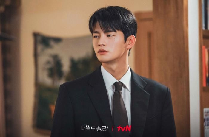Những hình ảnh mới được nhà sản xuất công bố ghi lại khoảnh khắc Kang Si Woo lần đầu tiên đến nhà Cha Ji Yoon.