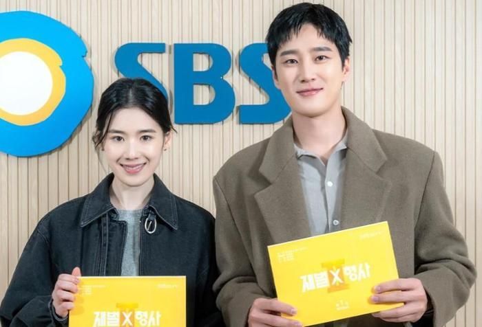 Ahn Bo Hyun, Jung Eun Chae tại buổi đọc kịch bản.Ảnh: SBS