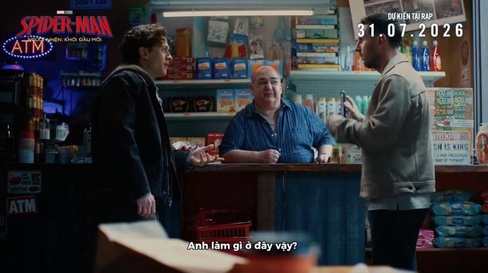 Trong trailer, Peter Parker tình cờ chạm mặt Lionel Messi khi đang ngồi trong một quán cà phê (Ảnh: Chụp màn hình).