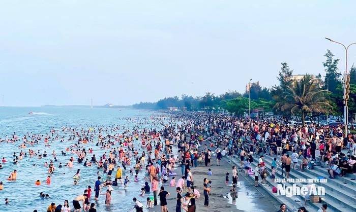 Mùa hè sôi động ở biển Cửa Lò. Ảnh: báo Nghệ An