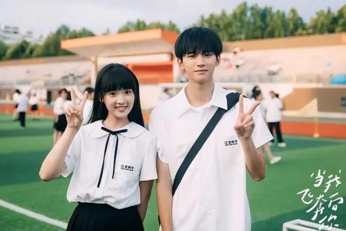 Trương Miểu Di (trong vai cô nàng Tô Tại Tại hoạt bát, đáng yêu) và Chu Dực Nhiên (trong vai "học bá" Trương Lục Nhượng lạnh lùng, ít nói). Ảnh: NSX