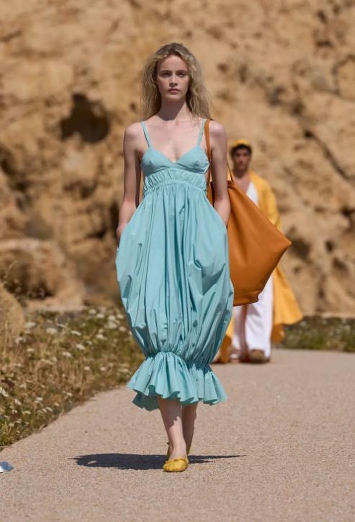 Bảng màu nổi bật gọi tên xanh ngọc và cam gỉ. Ảnh: Jacquemus