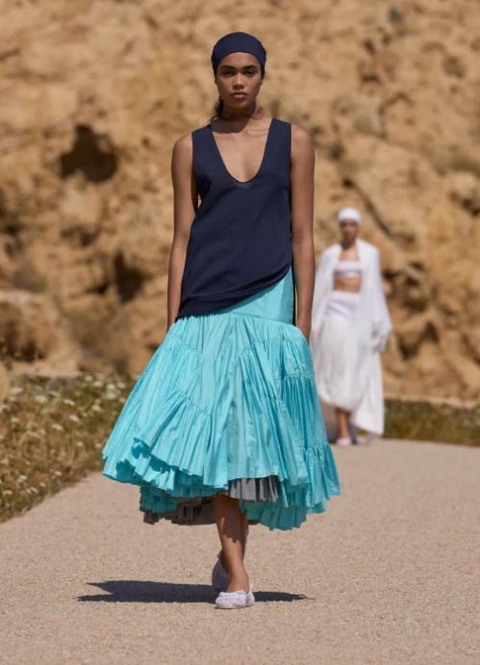 Áo ba lỗ cổ tròn và giày ballet tiếp tục lên ngôi. Ảnh: Jacquemus
