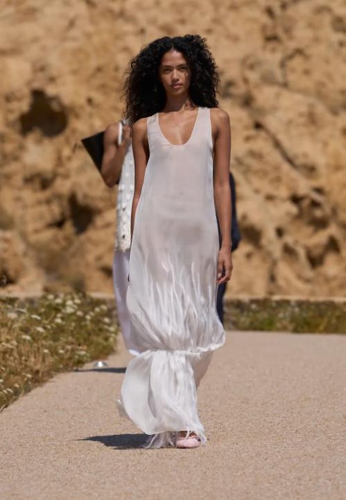 Chất liệu xuyên thấu trở nên tinh tế hơn. Ảnh: Jacquemus