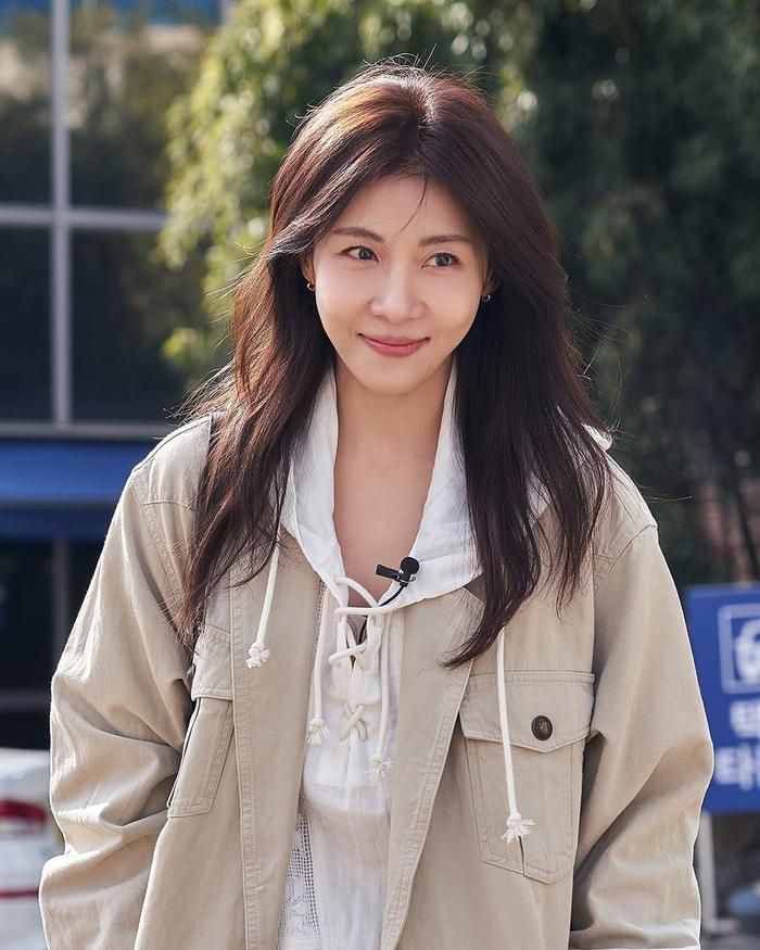 Trước đó, Ha Ji Won từng thu hút sự chú ý khi bất ngờ xuất hiện trên sân khấu Show! Music Core.