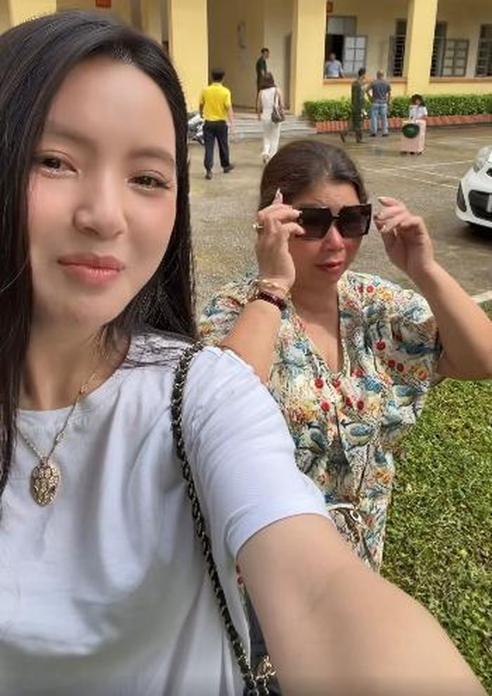 Chu Thanh Huyền và mẹ rơi nước mắt khi nhìn em trai. Ảnh từ video: FBNV
