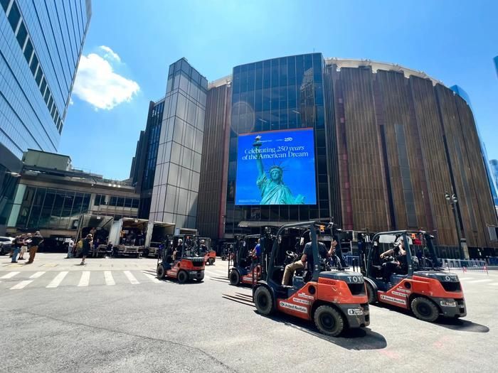  Taylor Swift và Travis Kelce sẽ tổ chức hôn lễ tại Madison Square Garden.