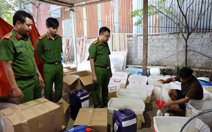 Xưởng sản xuất sữa tắm giả, dầu gội giả tại phường Thành Nam, tỉnh Ninh Bình. Ảnh: Công an Ninh Bình