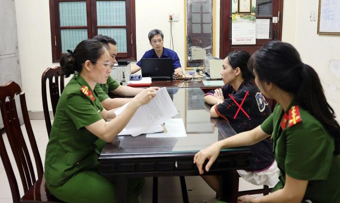 Cơ quan CSĐT ghi lời khai của bị can Phạm Thị Thảo. Ảnh Công an Ninh Bình