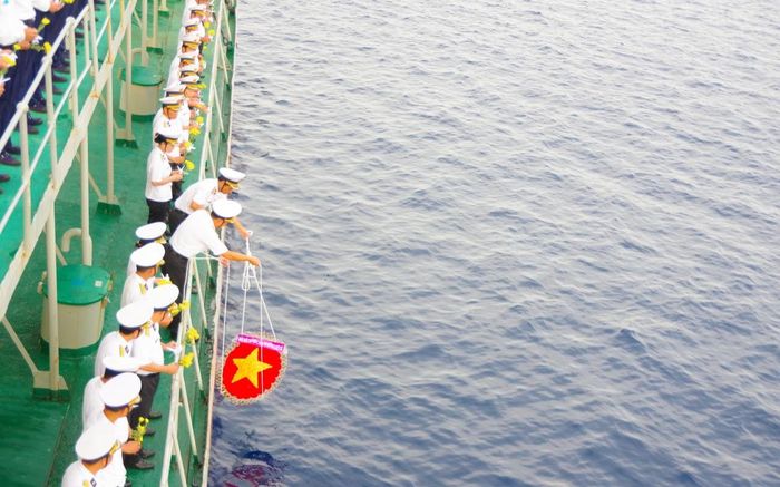 Đoàn công tác thả vòng hoa tưởng niệm các anh hùng liệt sĩ giữa trùng khơi.