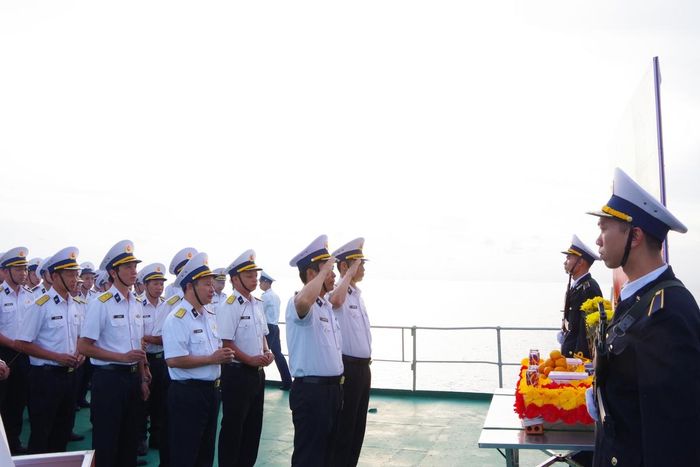 Đoàn công tác dâng hương tại Lễ tưởng niệm, tri ân các Anh hùng liệt sĩ giữa trùng khơi.