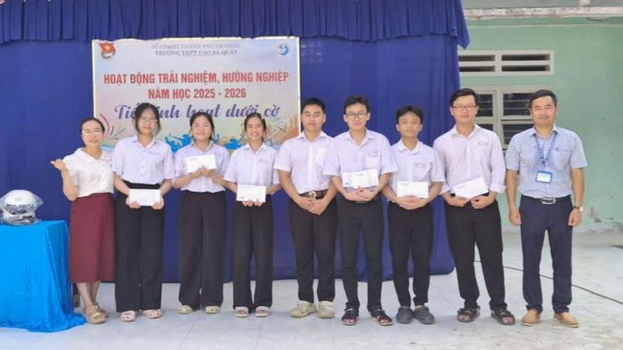 Trần Hà Yên (thứ 3 từ trái sang) nhận giải Nhì môn Toán cấp thành phố năm lớp 12.