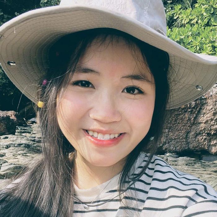Nụ cười rạng rỡ là hình ảnh quen thuộc của Trần Hà Yên. Nữ thủ khoa luôn giữ tinh thần lạc quan, cởi mở và cân bằng giữa việc học với cuộc sống.