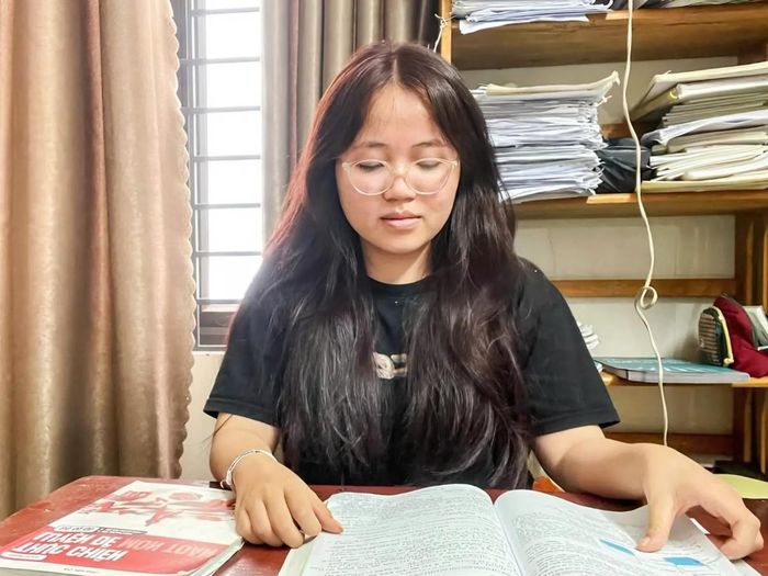 Với sự kiên trì, nỗ lực học tập, nhất là tận dụng tài nguyên mạng, trí tuệ nhân tạo, Hà Yên nhiều năm liền là học sinh xuất sắc cấp trường, đoạt giải thưởng cao học sinh giỏi cấp thành phố.