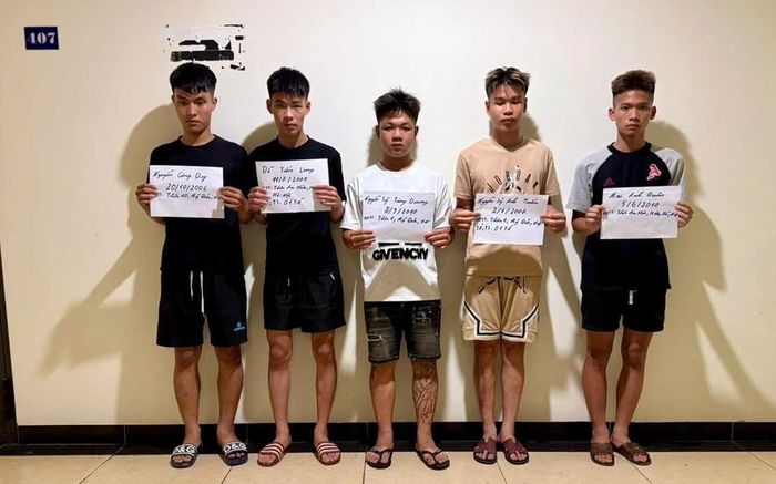 Các đối tượng bị khởi tố về tội gây rối trật tự công cộng. Ảnh: Công an Hà Nội