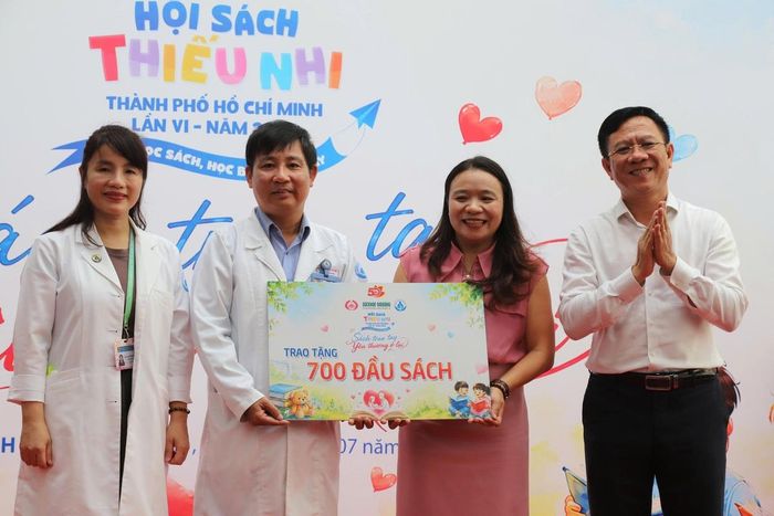 Trao tặng 700 đầu sách cho các không gian đọc tại Bệnh viện Nhi đồng 1, TPHCM. Ảnh: BTC
