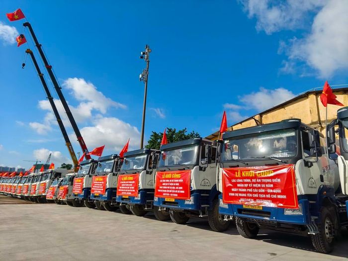 Phương tiện máy móc tại lễ khởi công Dự án Công viên văn hóa Bến Nhà Rồng - Khánh Hội và Cây xanh công cộng Bến Bạch Đằng. 