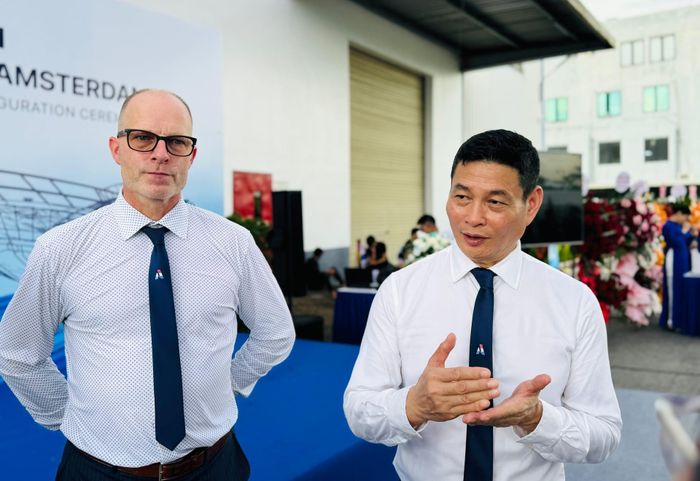 Ông Remko Hendrik (bên trái), đồng sáng lập và chủ sở hữu Alumax Boats và ông Nguyễn Kim Sơn, Chủ tịch Alumax Amsterdam (bên phải) trao đổi với báo chí tại lễ khánh thành. Ảnh: Ngọc Sơn