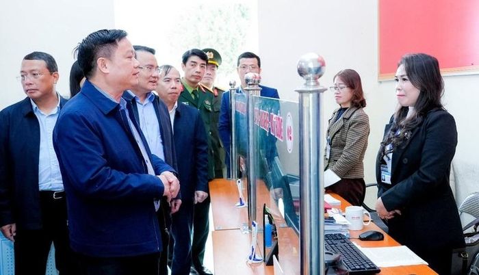 Bí thư Tỉnh ủy Nguyễn Khắc Thận kiểm tra hoạt động Trung tâm Phục vụ hành chính công xã Tri Lễ. Ảnh: Phạm Bằng 