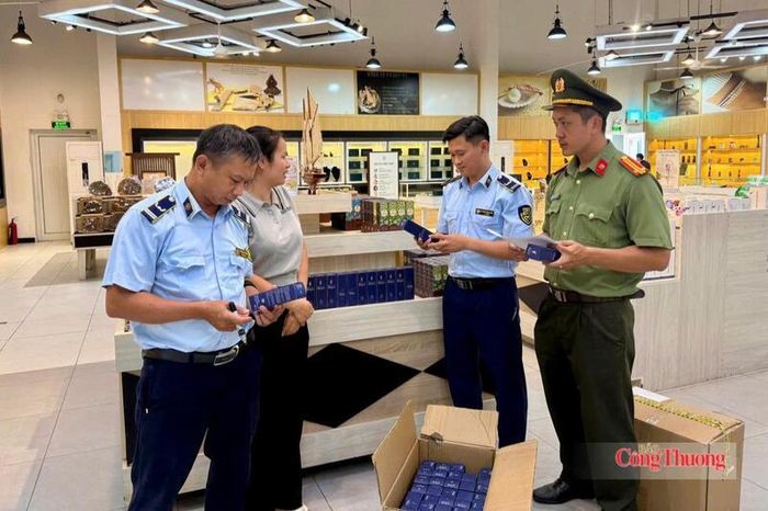 Kiểm soát viên Đội Quản lý thị trường số 2 phối hợp với Phòng An ninh kinh tế, (Công an Đà Nẵng) kiểm tra cơ sở kinh doanh vi phạm trên địa bàn