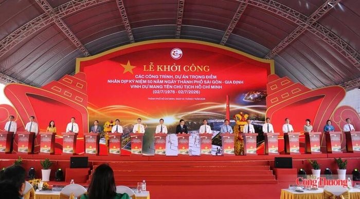Các đại biểu thực hiện nghi thức khởi công các công trình, dự án trọng điểm chào mừng dịp kỷ niệm 50 năm TP. Hồ Chí Minh vinh dự mang tên Bác. Ảnh: Thanh Minh.