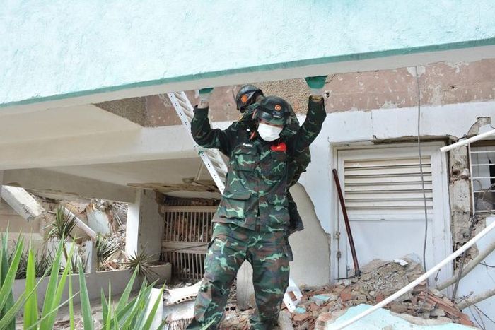 Các lực lượng nỗ lực tìm kiếm. Ảnh: Hoàng Vũ