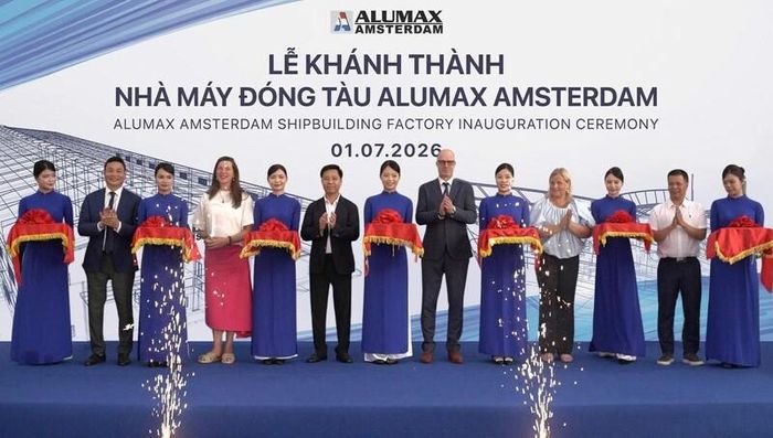 Cắt băng khánh thành nhà máy đóng tàu Alumax Amsterdam.