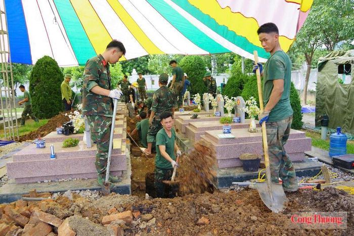 Các cán bộ, chiến sĩ Bộ Chỉ huy Quân sự tỉnh Điện Biên thực hiện nhiệm vụ đặc biệt, thiêng liêng: Tìm lại tên cho những người đã ngã xuống vì Tổ quốc.