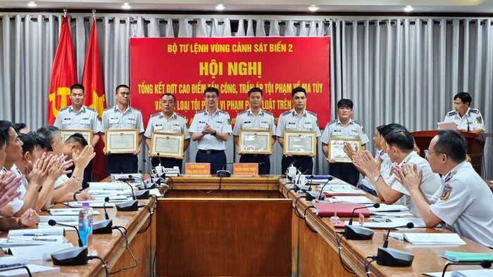  Đại tá Nguyễn Minh Khánh, Phó Tư lệnh, Tham mưu trưởng Vùng Cảnh sát biển 2 khen thưởng các tập thể, cá nhân có thành tích xuất sắc trong thực hiện đợt cao điểm. Ảnh: Nam Trung