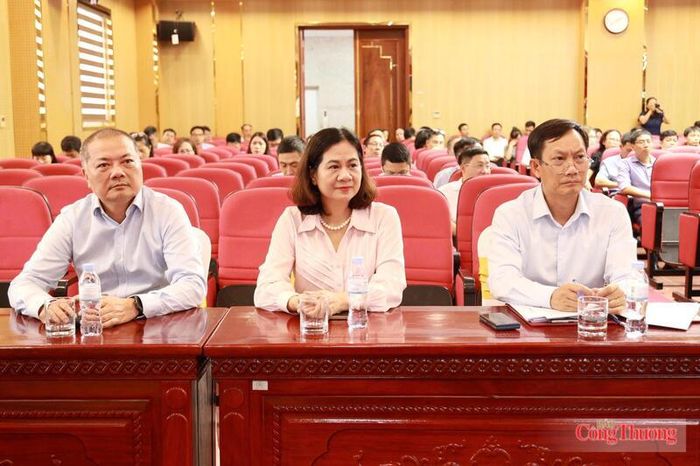 Đại biểu tham dự tại điểm cầu tại trụ sở Bộ Công Thương. Ảnh: Việt Khoa