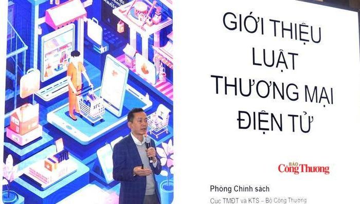Đại diện Cục Thương mại điện tử và Kinh tế số (Bộ Công Thương) giới thiệu Luật Thương mại điện tử.