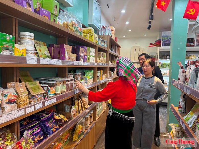 Người dân mua sản phẩm tại một cửa hàng ở phường Đồng Hới, tỉnh Quảng Trị.