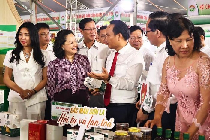 Các đại biểu tham quan gian hàng. Ảnh: Diễm Phúc