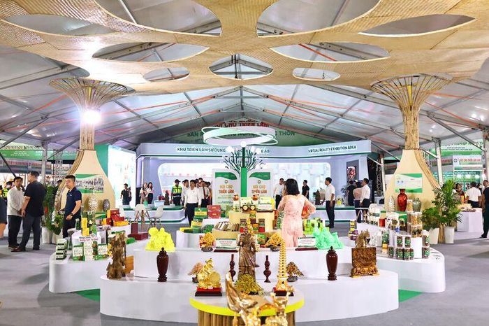 Hội chợ được tổ chức theo hướng chuyên nghiệp, hiện đại, tăng cường ứng dụng công nghệ số trong hoạt động trưng bày, quảng bá và kết nối giao thương. Ảnh: Diễm Phúc