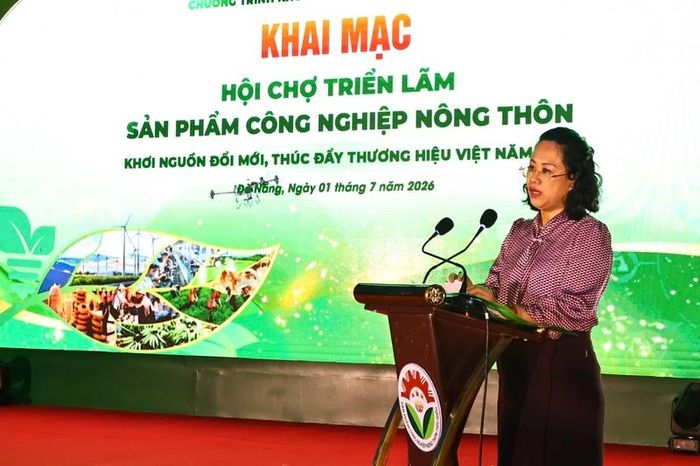 Bà Đỗ Thị Minh Trâm, Phó Cục trưởng Cục Đổi mới sáng tạo, Chuyển đổi xanh và Khuyến công - Bộ Công Thương phát biểu khai mạc hội chợ triển lãm. Ảnh: Diễm Phúc