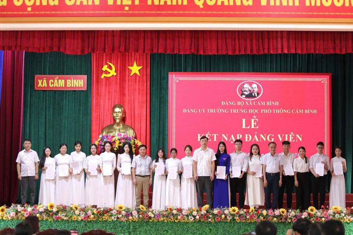 Một ngày trước khi Bộ Giáo dục và Đào tạo công bố điểm thi, Hoài Thu đã vinh dự được kết nạp vào Đảng Cộng sản Việt Nam cùng với 15 học sinh ưu tú khác của Trường THPT Cẩm Bình. Ảnh: Facebook