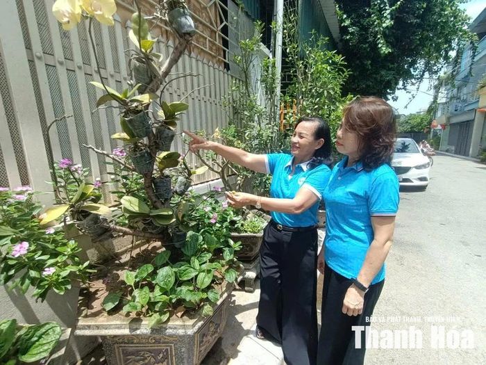 Chị Văn Thị Nga (bên trái), chi hội trưởng phụ nữ tổ dân phố Tài Lộc, phường Sầm Sơn trò chuyện, nắm bắt tâm tư hội viên. Ảnh: Trung Hiếu